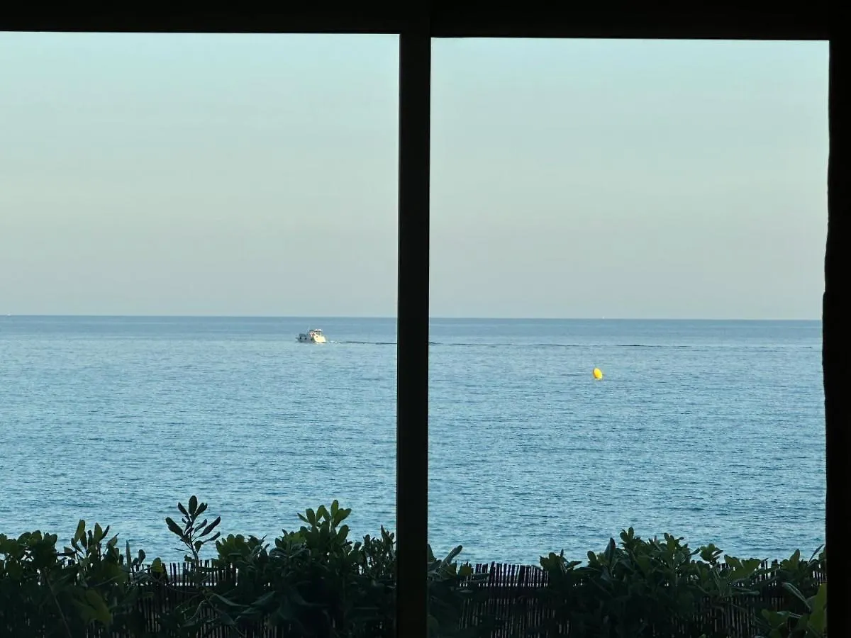 Appartement En Rez De Jardin Sur La Mer Menton 0*,  Francia