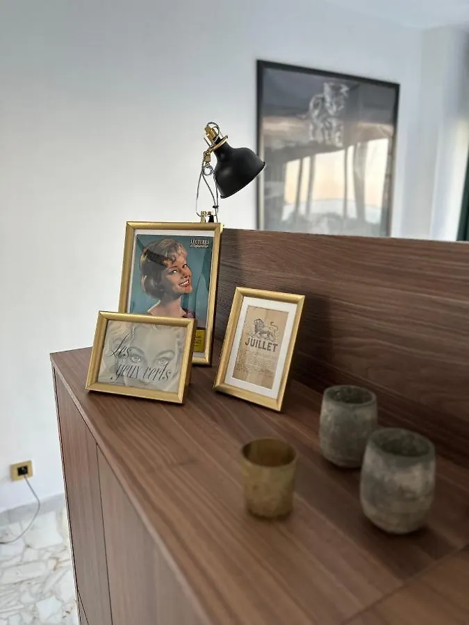 Appartement En Rez De Jardin Sur La Mer Menton