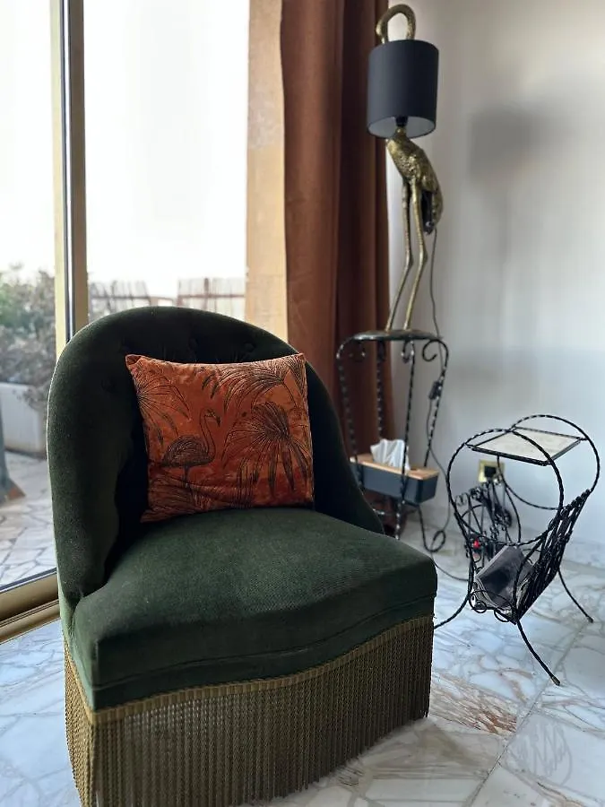 Appartement En Rez De Jardin Sur La Mer Menton