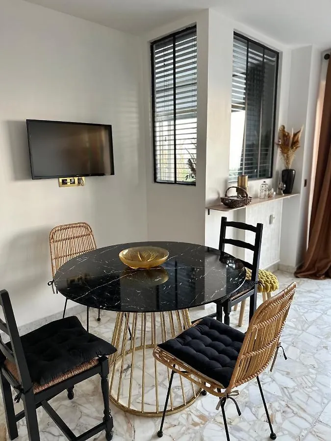 Appartement En Rez De Jardin Sur La Mer Menton 0*,  Frankrike